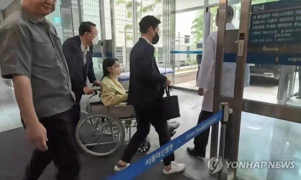 鹰眼策略 韩国前总统尹锡悦推轮椅陪妻子出院