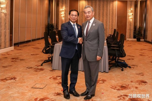 股鑫宝 承担不起中方怒火，邻国派人与王毅会面时，火速对解放军大开国门