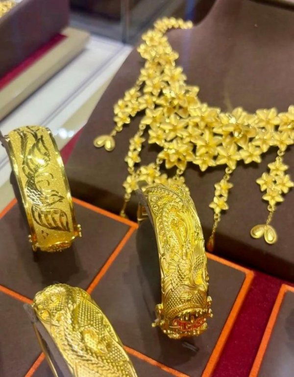 同翔网 涨疯了，又见证历史！有人一次性花16万元买入，店员：假期结束后还得涨